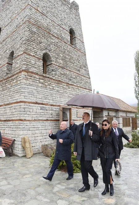 Prezident İlham Əliyev Şamaxının Dəmirçi kəndində görülən işlərlə tanış olub