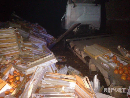 ​Qaxda xurma daşıyan maşın aşıb, 5 ton məhsul yola tökülüb - FOTO
