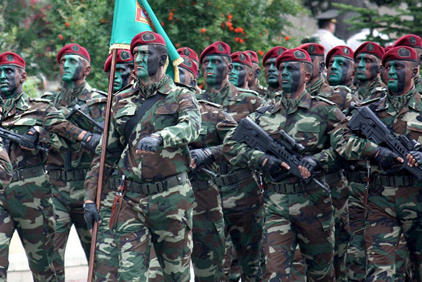 На дороге Горис-Кафан стоят азербайджанские военнослужащие