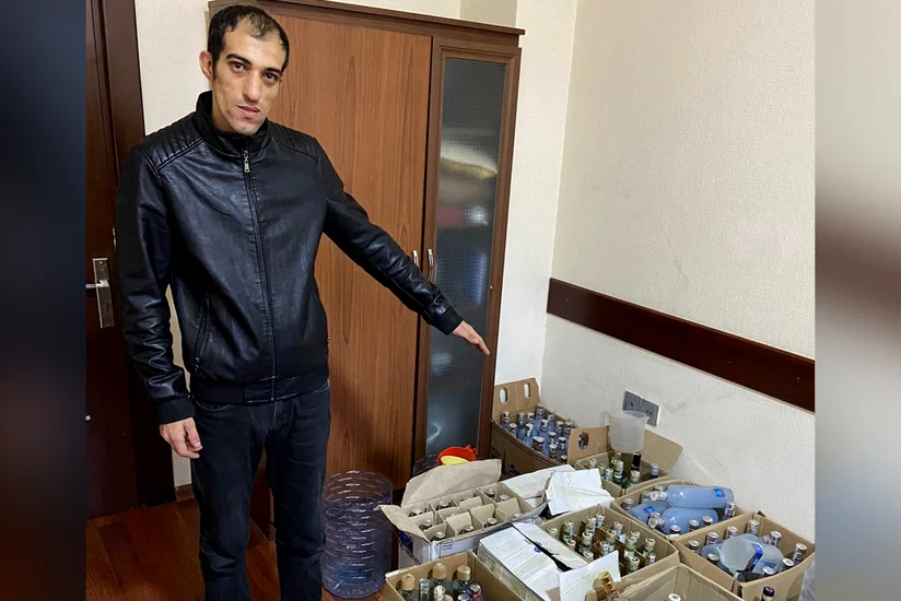 Bakıda yaşadığı evdə saxta spirtli içkilər hazırlayan şəxs saxlanılıb