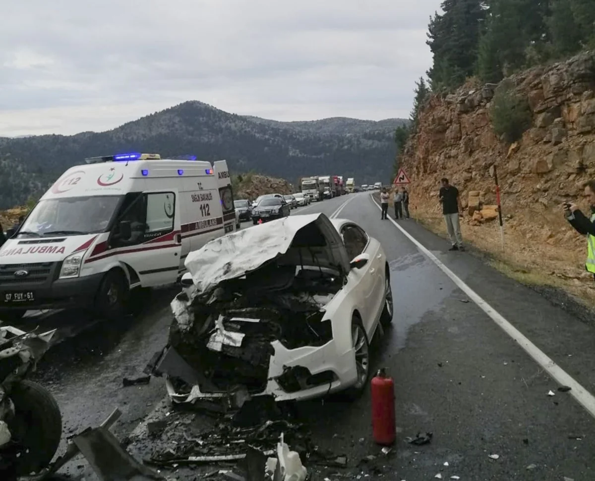 Türkiyədə ağır yol qəzası baş verib, 4 nəfər ölüb, 2 nəfər yaralanıb