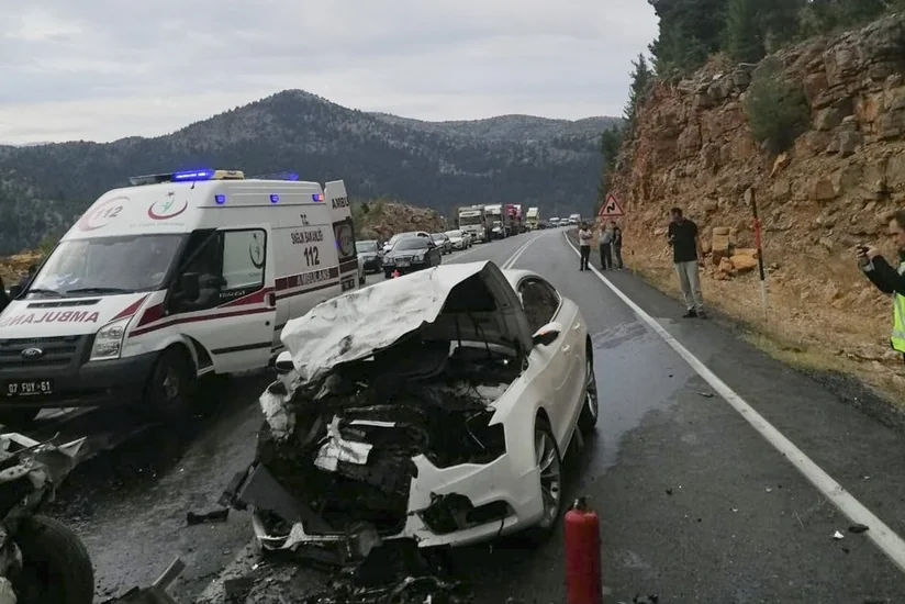 Türkiyədə ağır yol qəzası baş verib, 4 nəfər ölüb, 2 nəfər yaralanıb
