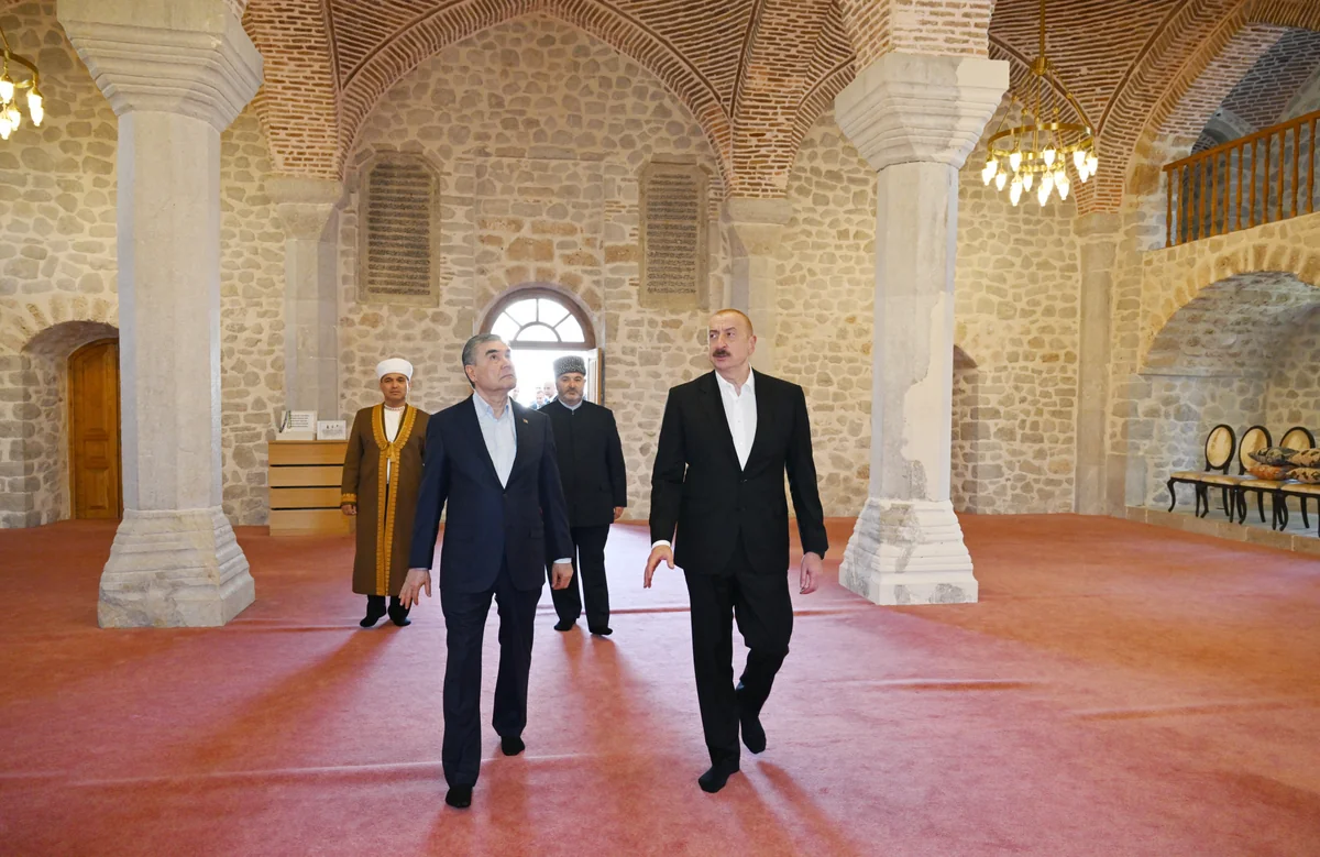 İlham Əliyev və Qurbanqulu Berdiməhəmmədov Şuşada Yuxarı Gövhər Ağa məscidini ziyarət ediblər