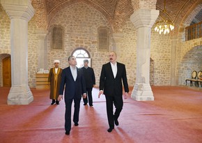 İlham Əliyev və Qurbanqulu Berdiməhəmmədov Şuşada Yuxarı Gövhər Ağa məscidini ziyarət ediblər