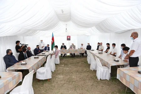 Allahşükür Paşazadə Polad Həşimovun kəndində olub, övladları ilə görüşüb