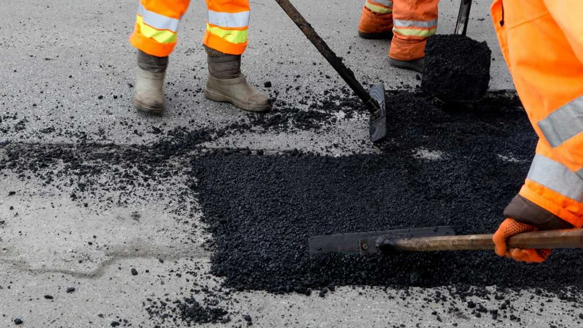 Mehdiabadın girişində yolun asfalt-beton örtüyü yenilənir