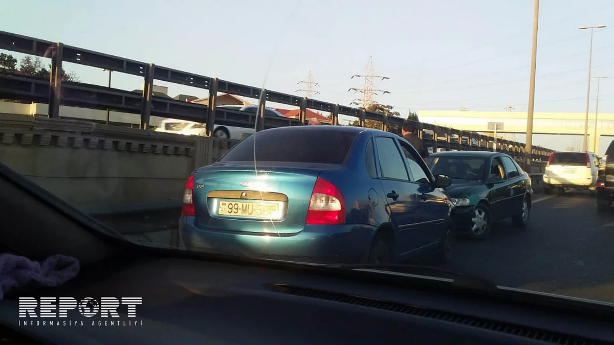 Bakıda iki minik avtomobili toqquşub, yolda tıxac yaranıb - FOTO