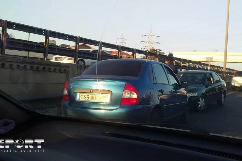 В Баку столкнулись два легковых автомобиля, на дороге возникла пробка - ФОТО