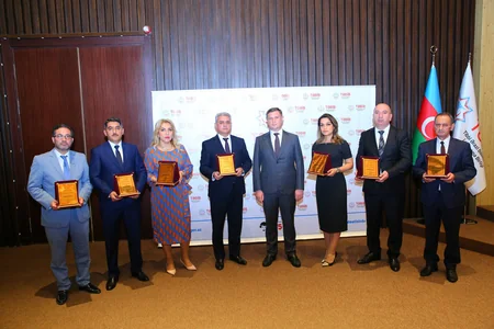 Prezidentin sərəncamı ilə təltif edilən tibb işçilərinə mükafatlar təqdim olunub