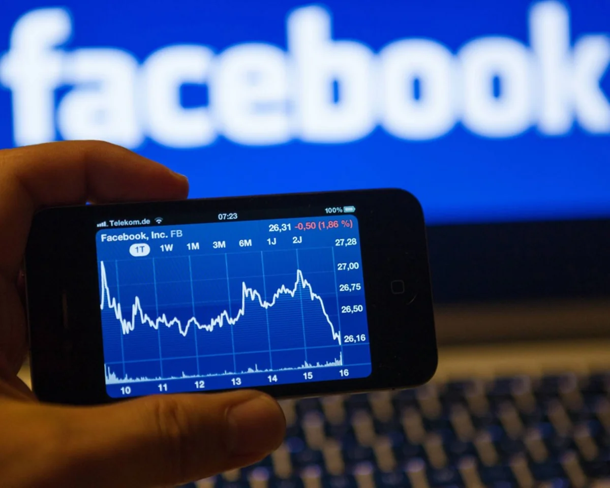 Стоимость акций Facebook начала снижаться