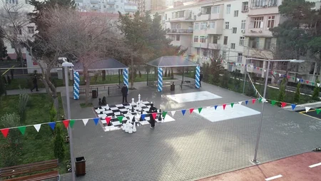 Leyla Əliyeva Bakıda abadlaşdırılan daha bir həyətin açılışını edib, ağac əkib