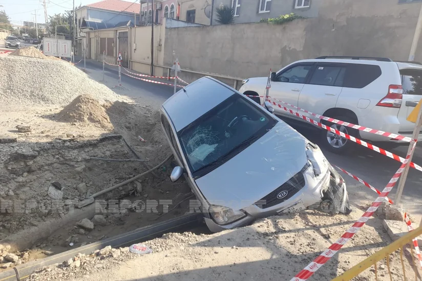 Azəriqazın qazıntı apardığı əraziyə avtomobil aşıb