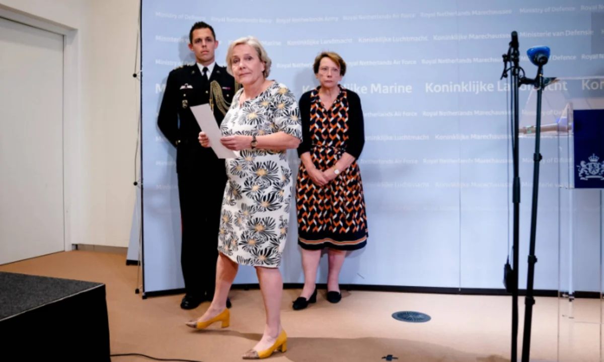 Niderlandda nazirlər eyni gündə Əfqanıstana görə istefa verib