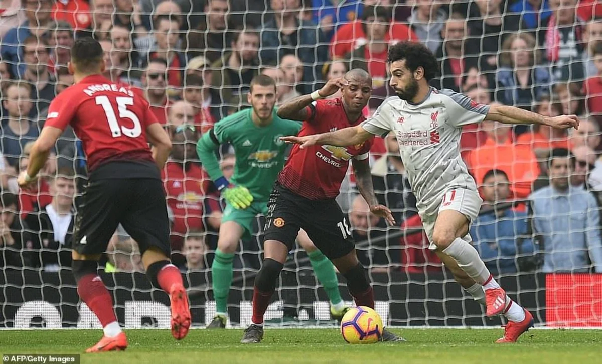 Liverpul Mançester Yunaytedlə heç-heçə edərək liderliyə yüksəlib