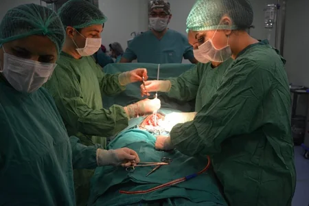 Tədris Cərrahiyyə Klinikasında hamiləykən ürəyinə mexaniki klapan yerləşdirilən qadın ana olub