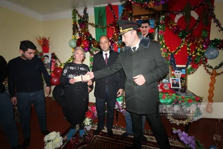 Qazaxda bir neçə şəhidin orden və medalları ailə üzvlərinə təqdim edilib