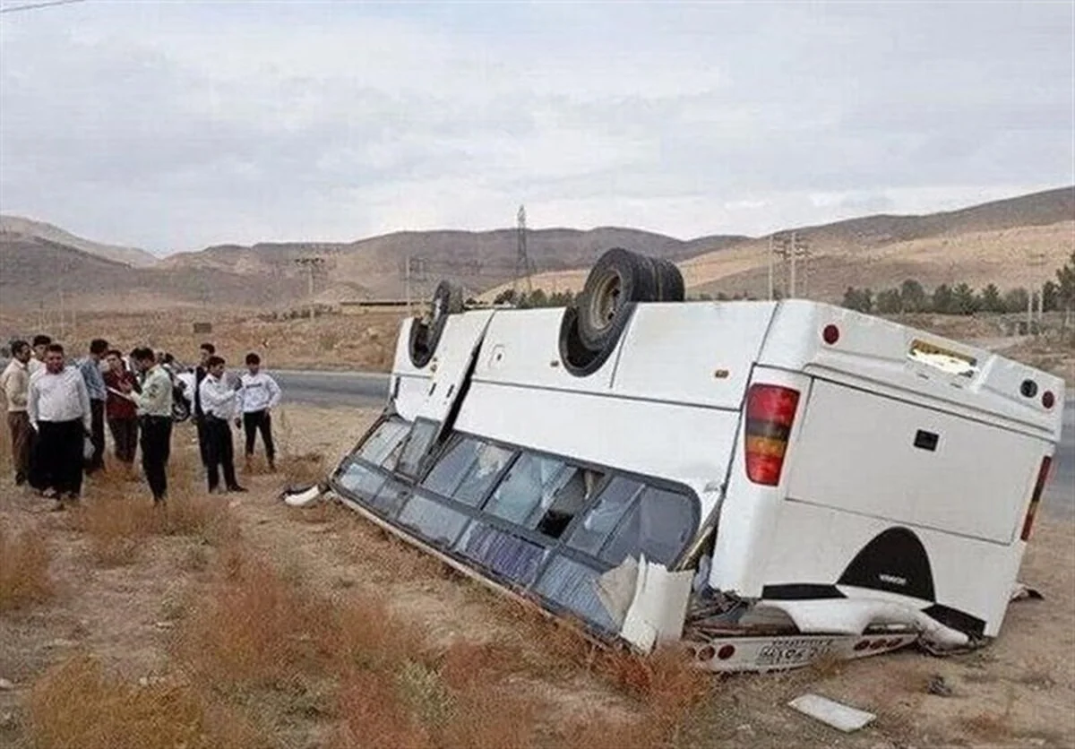 İranın Şərqi Azərbaycan əyalətində məktəbliləri daşıyan mikroavtobus aşıb, 23 şagird xəsarət alıb