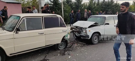 Şəkidə zəncirvari qəza olub, səkidə dayanan 2 piyada ağır xəsarət alıb