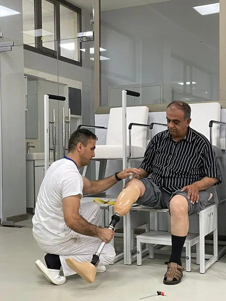 Bir qrup qazi yüksək texnologiyalı protezlərlə təmin edilib