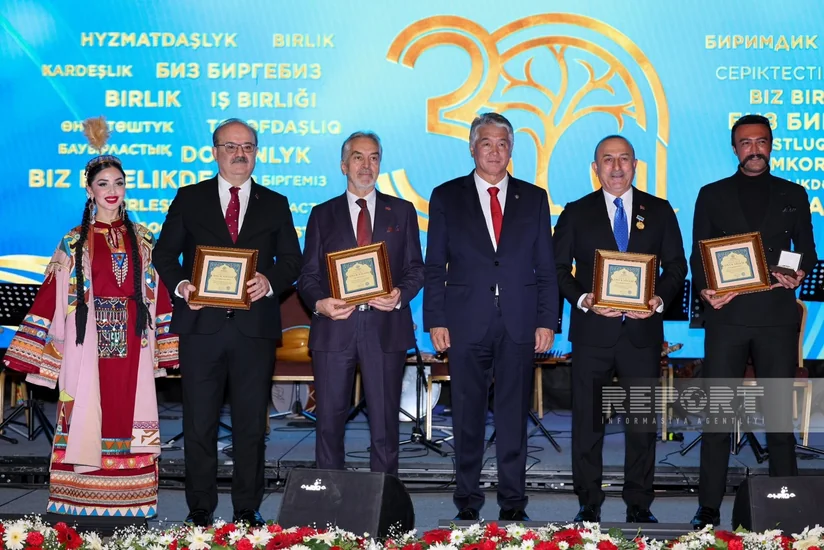 TÜRKSOY Çavuşoğlu və Mehmet Nuri Ersoyu şərəf nişanı ilə təltif edib