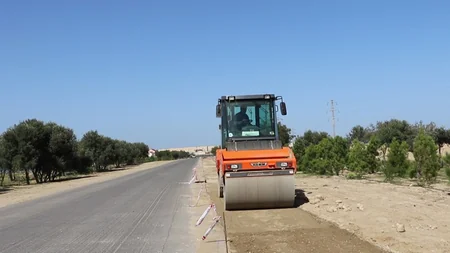 Bakının Pirallahı rayonunun mərkəzi yolunda tikinti işləri aparılır