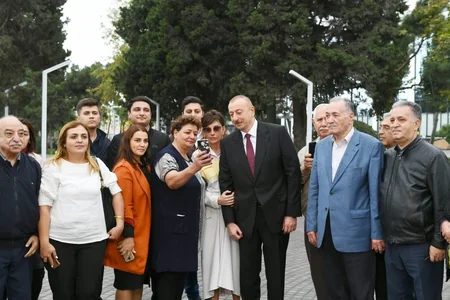 President Ilham Aliyev views conditions created at newly-reconstructed park in Baku