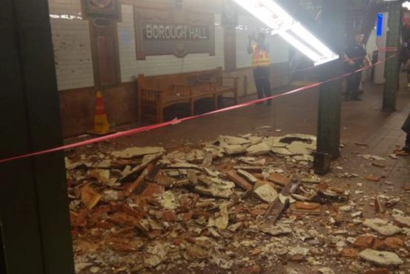 Nyu-York metrosunda tavanın bir hissəsi uçub