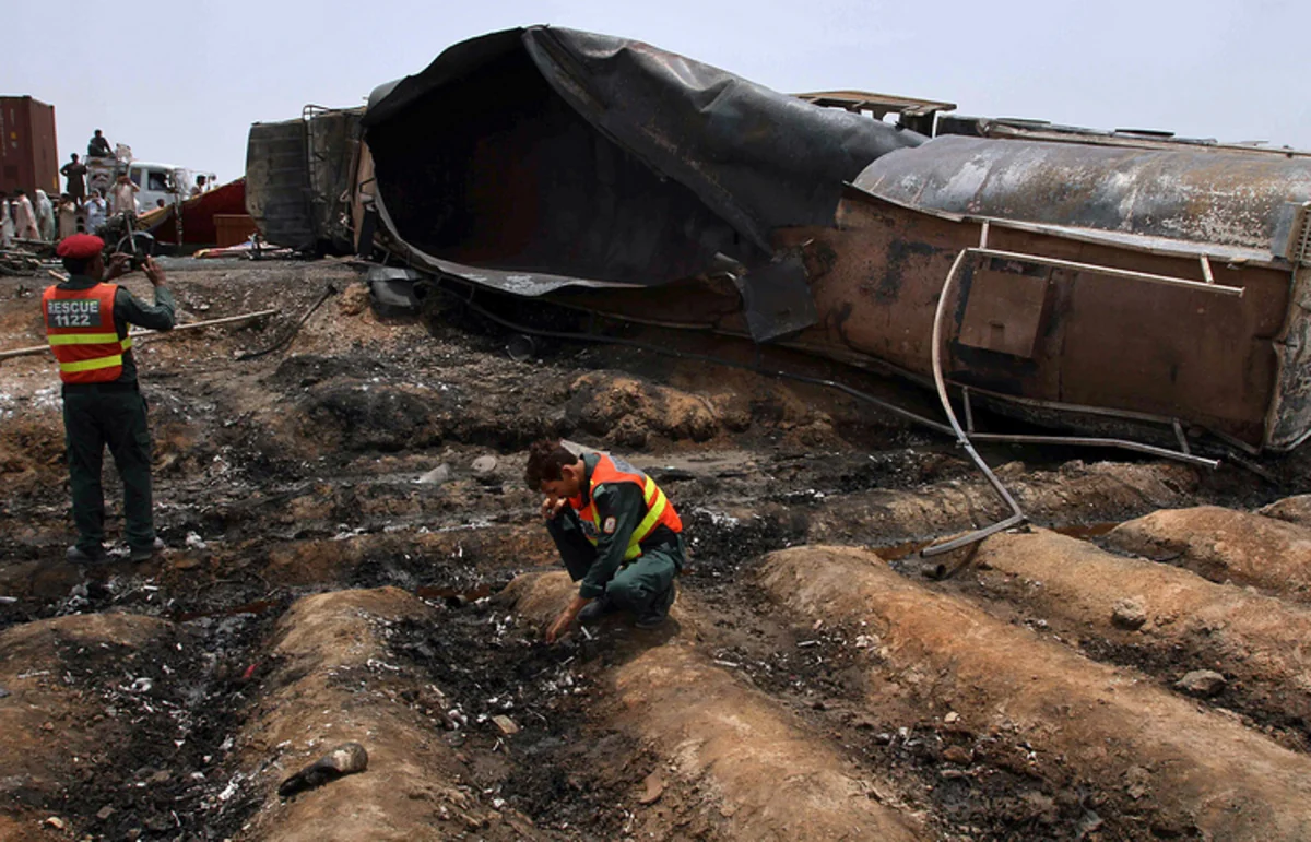 Pakistanda neft sisterninin yanması nəticəsində ölənlərin sayı 152 nəfərə çatıb - VİDEO - YENİLƏNİB