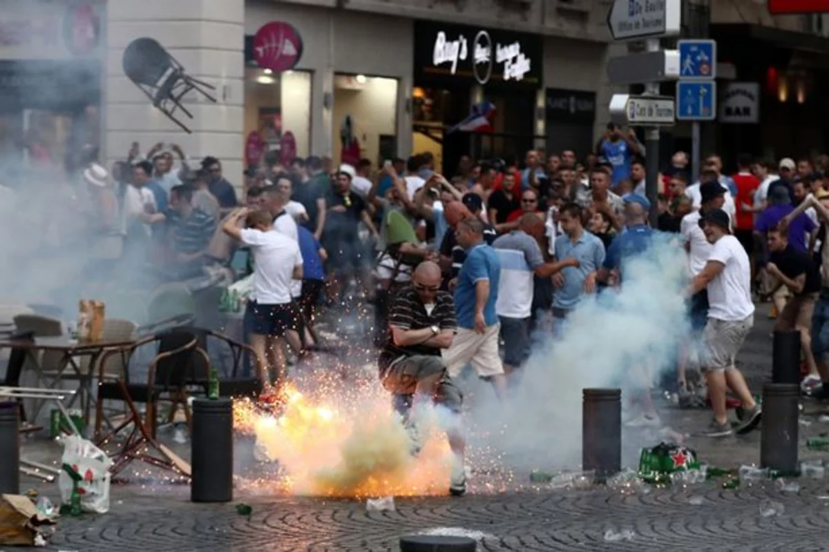 Fransada İngiltərə və Rusiya yığmalarının azarkeşləri arasındakı davanın görüntüləri yayılıb - VİDEO