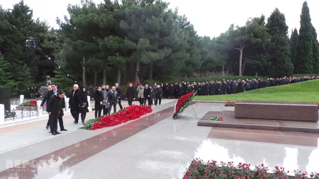 Azərbaycan ictimaiyyəti ümummilli lider Heydər Əliyevin məzarını ziyarət edir - FOTO