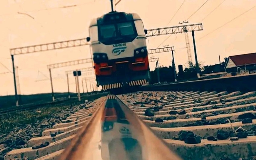 Bakıda sərnişin qatarı dəmir yolu xəttini müəyyən olunmamış yerdən keçən piyadanı vurub