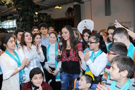 Leyla Əliyeva xüsusi qayğıya ehtiyacı olan uşaqlar üçün keçirilən şənlikdə iştirak edib