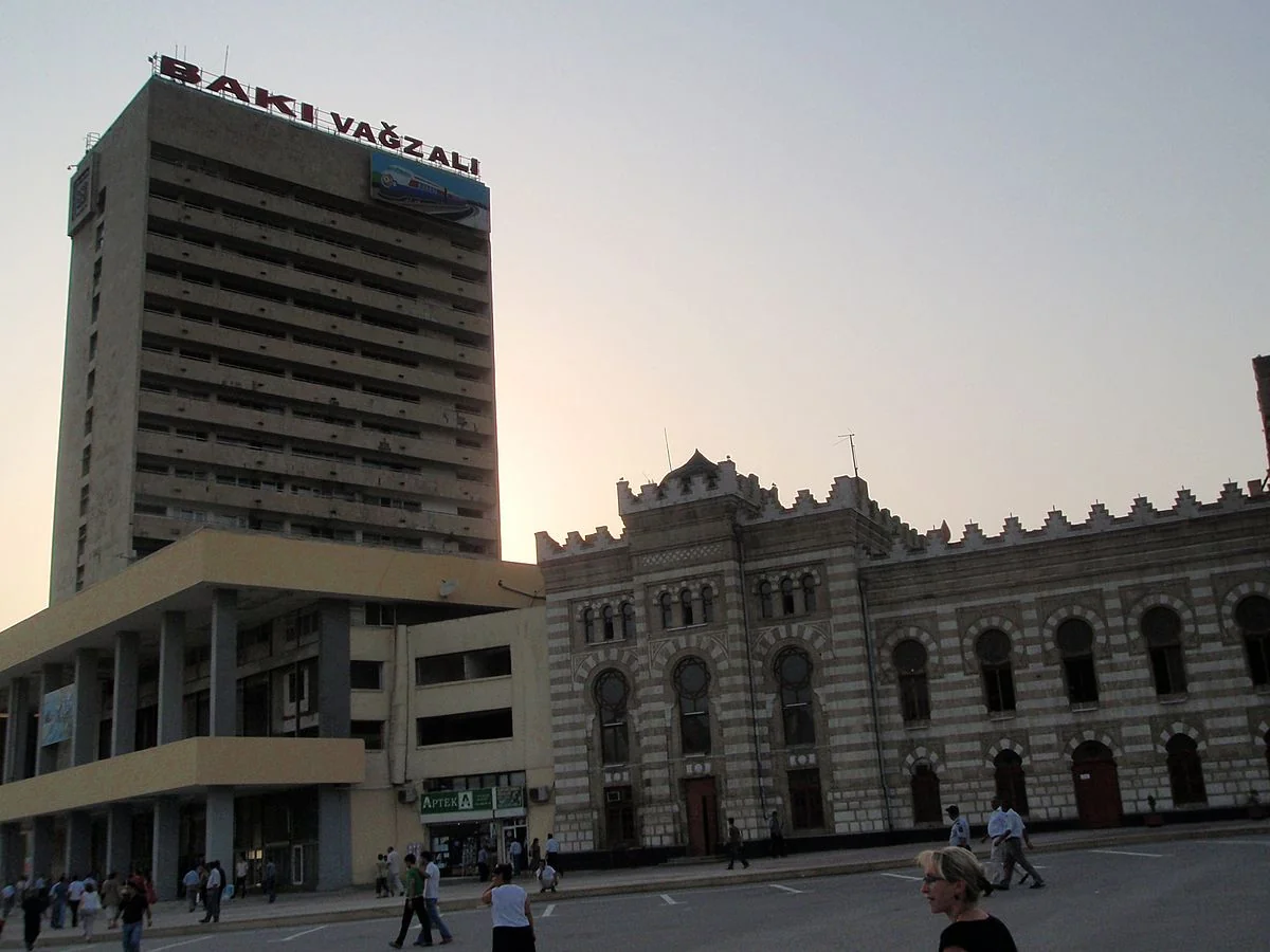Bakı Dəmiryolu Vağzalında işıqların sönməsi səbəbindən bilet satışı dayandırılıb