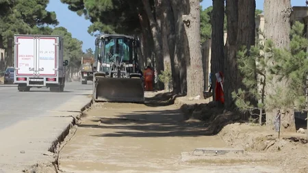 Bakının Pirallahı rayonunun mərkəzi yolunda tikinti işləri aparılır