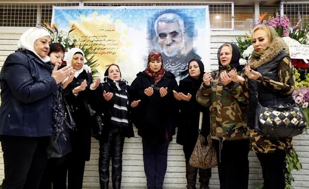 В Тегеране прощаются с генералом Сулеймани, совершен Джаназа-намаз - ФОТО