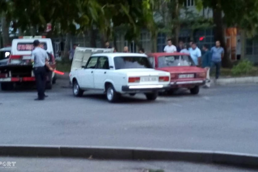 В Мингячевире машина врезалась в дерево