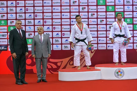 Rövnəq Abdullayev cüdoçumuz Rüstəm Orucovu təltif edib - FOTO