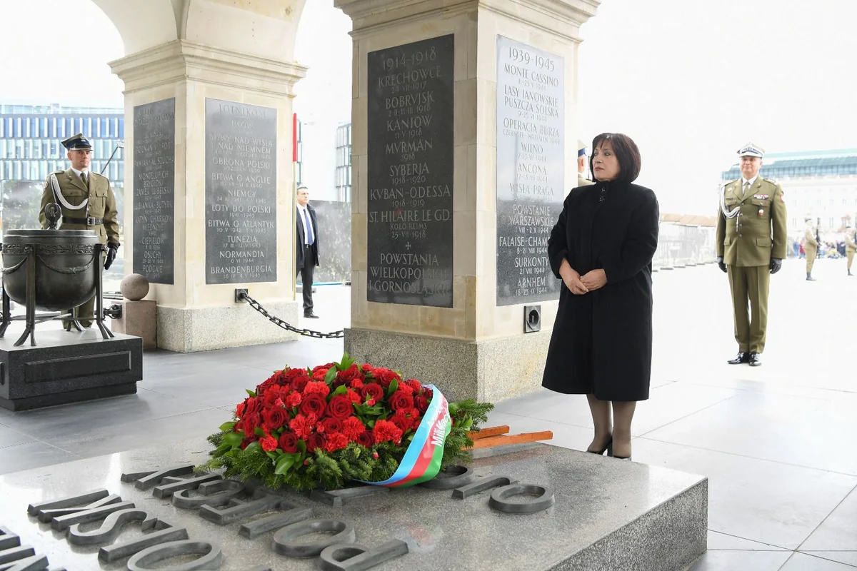 Sahibə Qafarova Varşavada “Naməlum əsgər” abidəsini ziyarət edib
