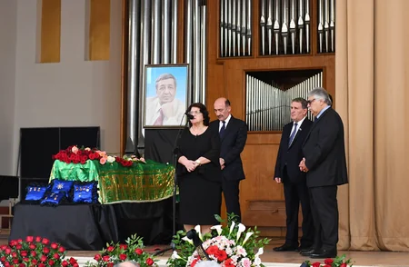 İlham Əliyev və Mehriban Əliyeva Arif Məlikovun vida mərasimində iştirak ediblər - YENİLƏNİB-2