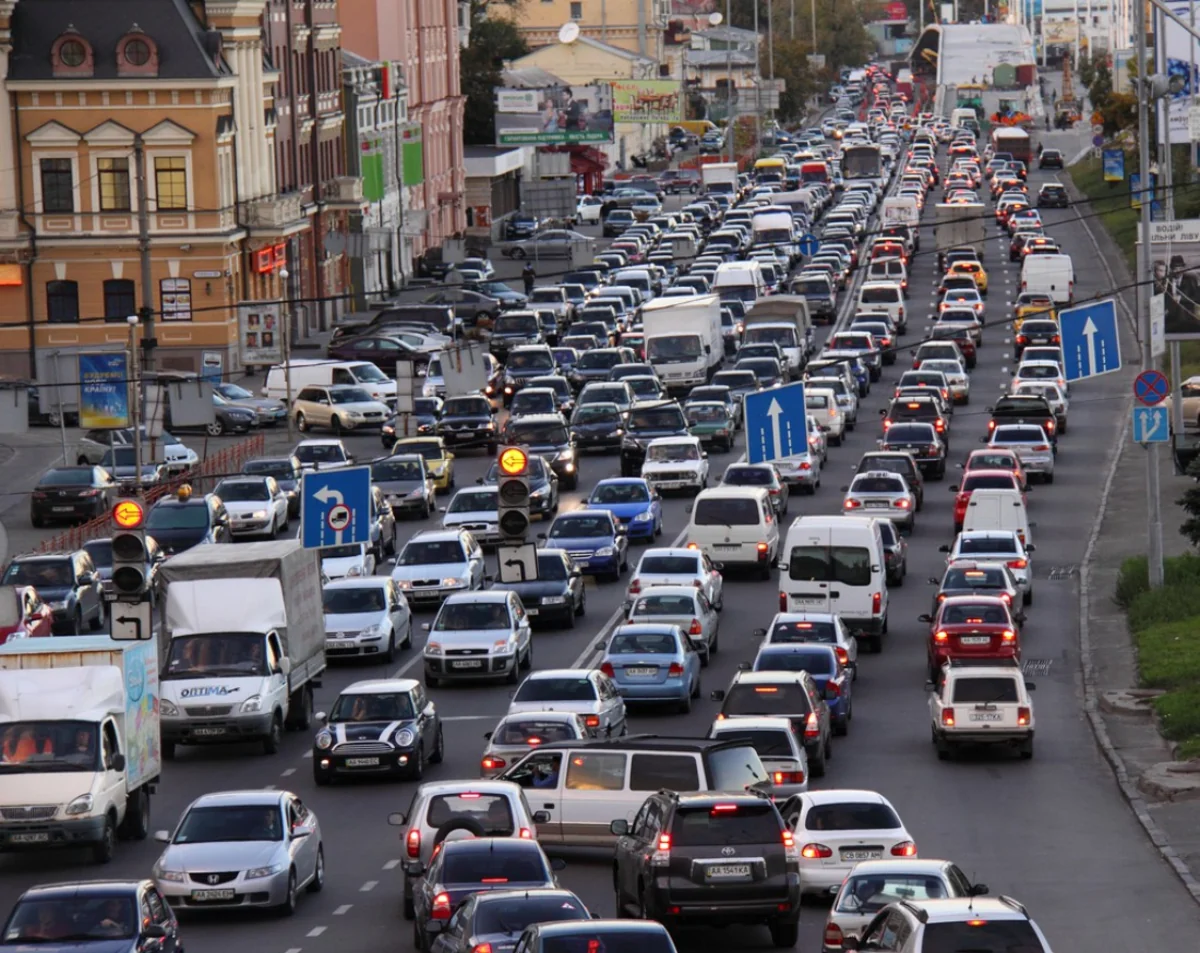 Dəmiryolçuların etiraz tətili Paris ətrafında 400 km-lik tıxaca səbəb olub