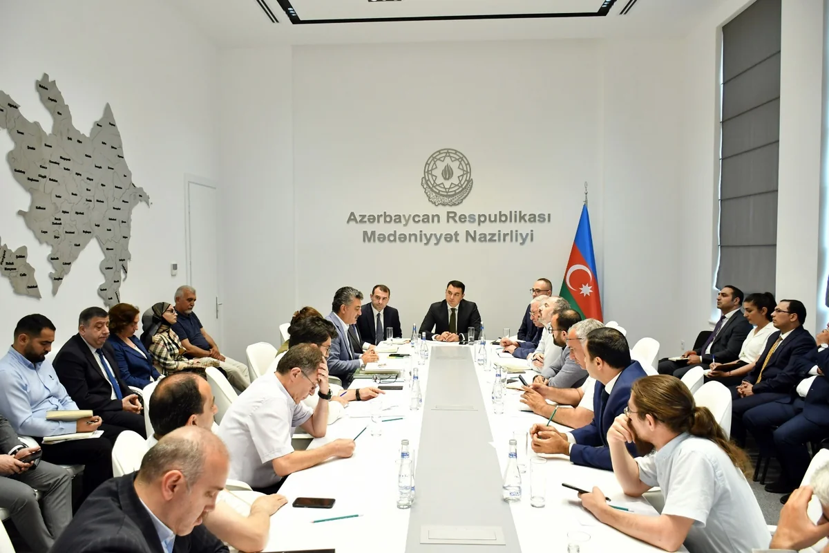 Mədəniyyət naziri naşirlərlə görüşüb