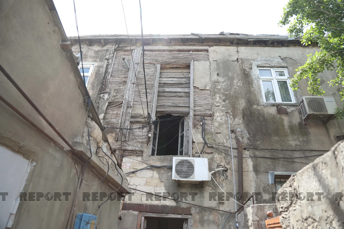 Bakıda 90 yaşlı bina uçmaq təhlükəsi ilə üzləşib, sakinlər evlərini tərk edib - VİDEO