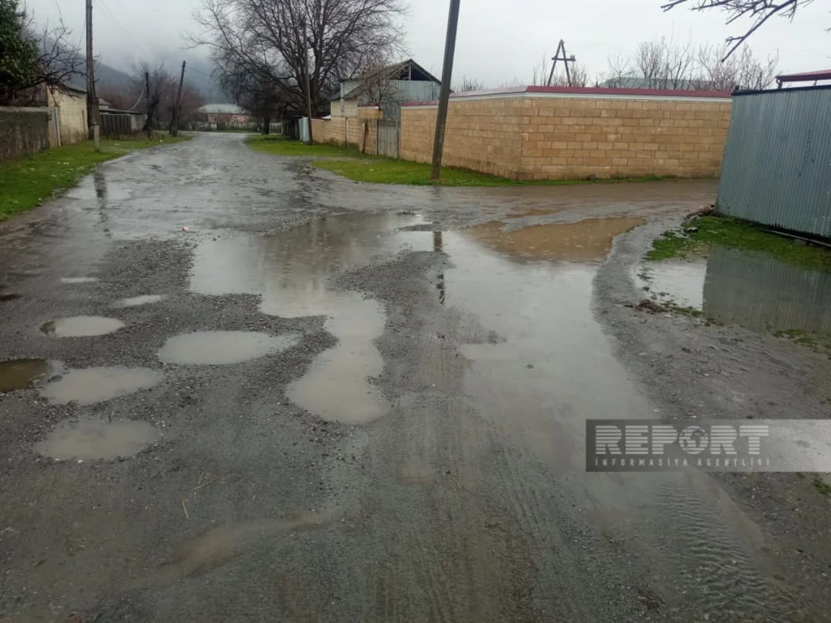 Balakəndə kənd yolu dağılıb, sakinlər şikayətçidir