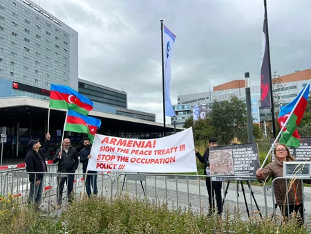 Azərbaycan icması Ermənistanın Niderlanddakı səfirliyi qarşısında piket keçirib