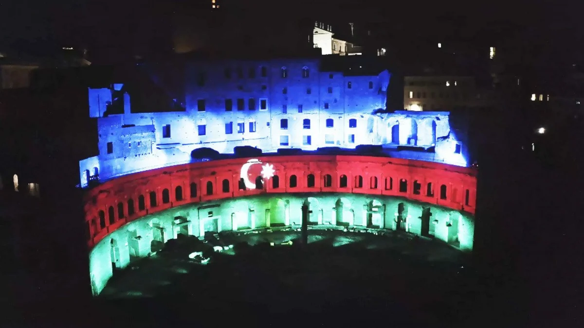 Qədim Romanın “Mercati di Traiano” abidəsi Azərbaycan bayrağının rəngləri ilə işıqlandırılıb