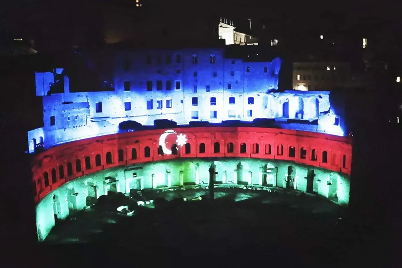 Qədim Romanın “Mercati di Traiano” abidəsi Azərbaycan bayrağının rəngləri ilə işıqlandırılıb
