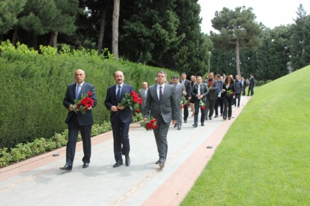 Mədəniyyət və Turizm Nazirliyinin rəhbərliyi ümummilli lider Heydər Əliyevin məzarını ziyarət edib