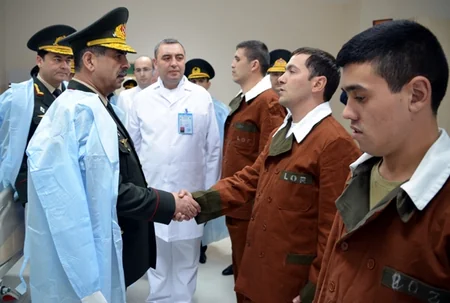 ​Müdafiə naziri Silahlı Qüvvələrin Baş Klinik Hospitalında olub