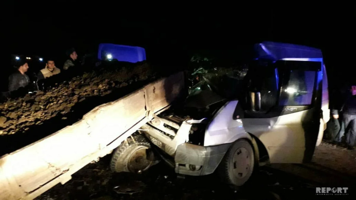 Kürdəmirdə mikroavtobus traktora çırpılıb, xəsarət alanlar var - FOTO - VİDEO - YENİLƏNİB