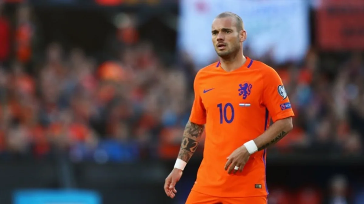 Sneyder Niderland yığmasında karyerasını başa vurub